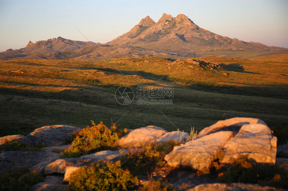 清晨和沙漠山脉命名为东哈萨克斯坦Ay图片