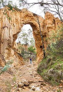 澳大利亚新南威尔士州历史悠久的HillEnd的金沟拱门被金矿侵蚀挖出来背景图片