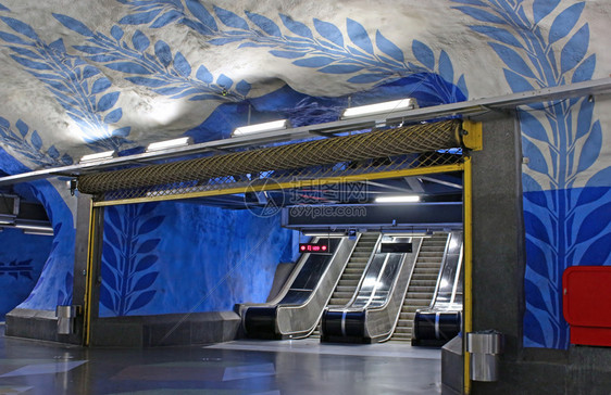 蓝线TCentralen站的自动扶梯图片