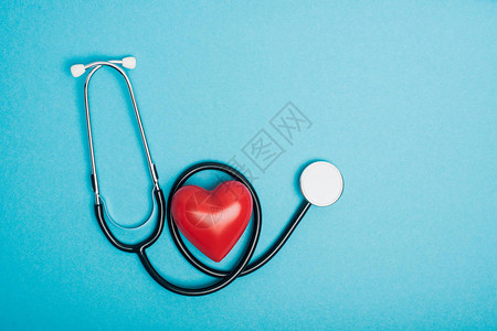 装饰红心和蓝色背景的听诊器世界健康日概念图片