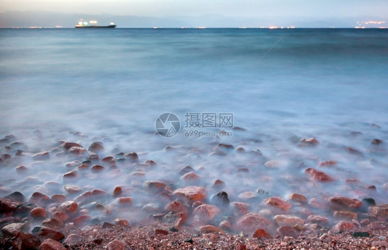 夜间在红海干货船图片