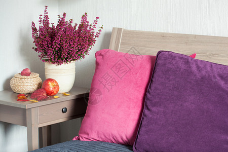 温柔多彩的坐垫和舒适的家卧室图片