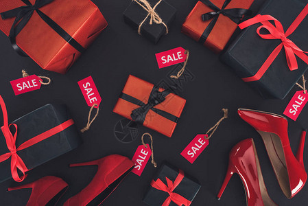 红色高跟鞋礼品和促销标签图片