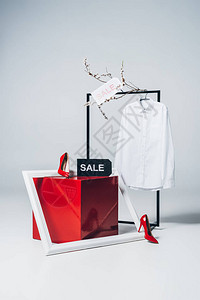 红色高跟鞋框架和销售标志背景图片