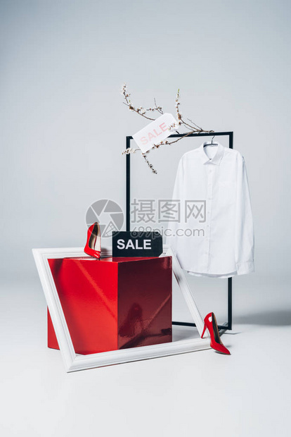 红色高跟鞋框架和销售标志图片