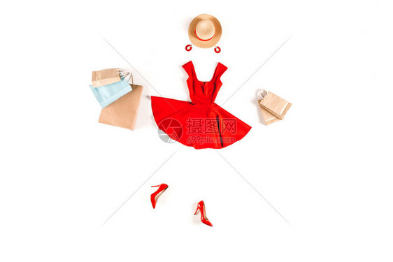 漂亮的红裙子配有时装饰品和购物袋在图片