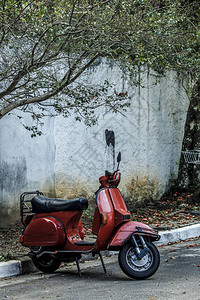 街上的红色时尚意大利摩托车图片