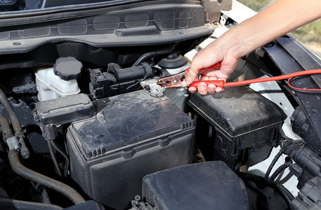 汽车修理工使用电池跳跃器电缆图片