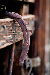 一个老生锈的马蹄木板挂在腐烂的科罗拉多图片
