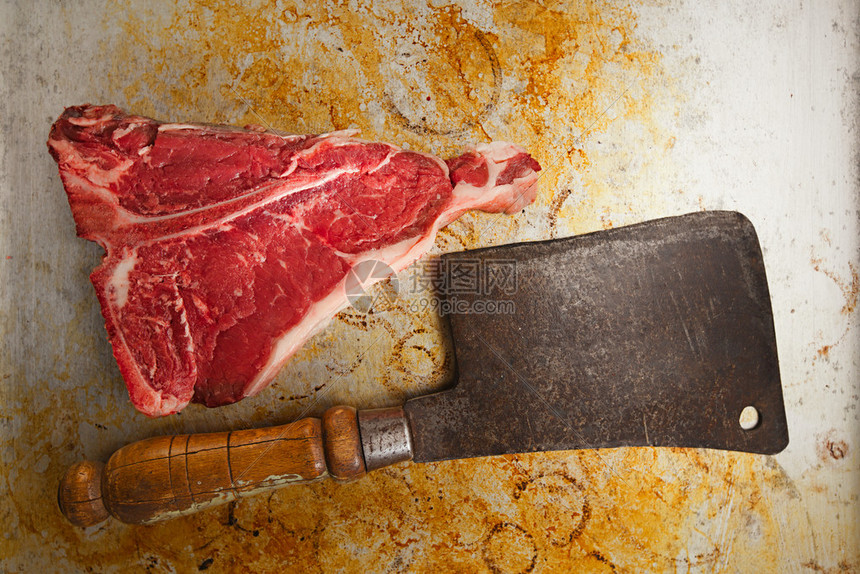 牛排丁骨肉配老式屠夫切肉刀图片