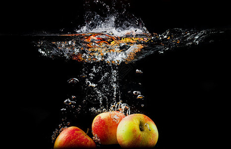 苹果掉入水中图片
