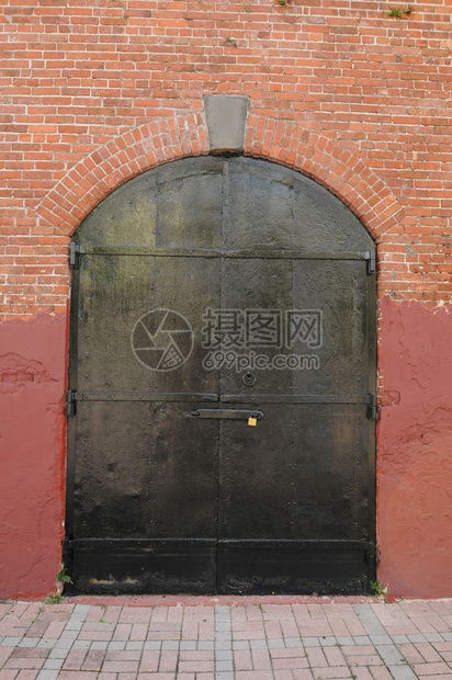 红砖建筑黑门挂锁以防外图片