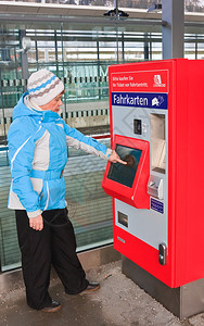 妇女可以买车票火车票背景图片
