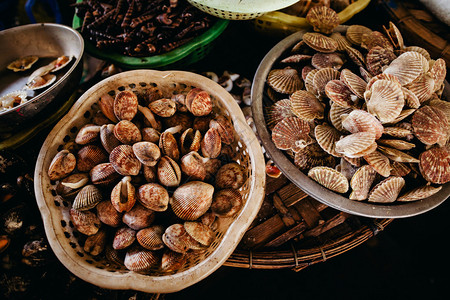 越南亚洲街头市场的蛤蜊和蛤蜊生海鲜图片