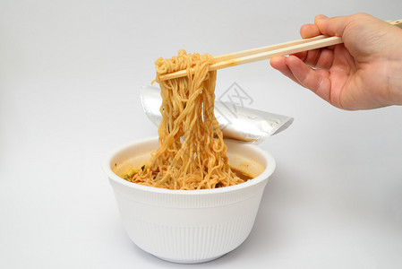 韩国方便面和一次木筷图片