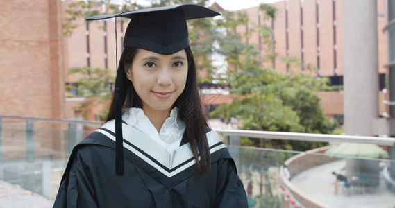 穿着毕业礼服的女人图片