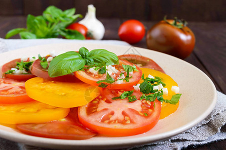 黄红黑西红柿的辣色沙拉图片