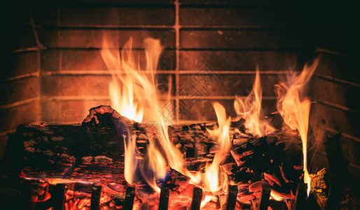 在壁炉里燃烧原木图片
