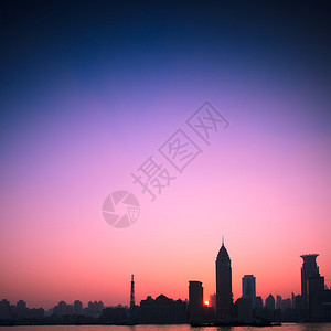 与上海城市剪影的日落图片