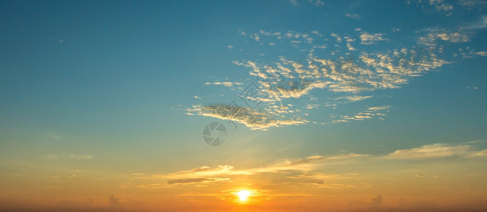 太阳升起和太阳落下天空背图片