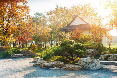 日式公园的秋天风景图片