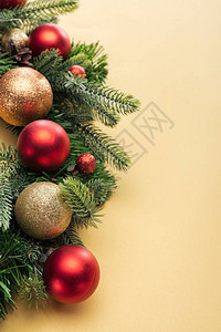 黄色背景上有小玩意的圣诞树枝背景图片