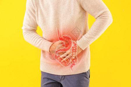 年轻男子因肤色背景而患有腹部疼图片素材