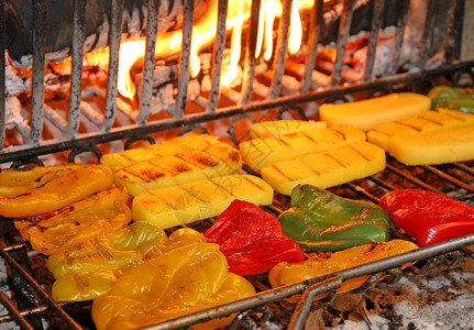 在一个酒馆壁炉里烧烤美味的黄图片
