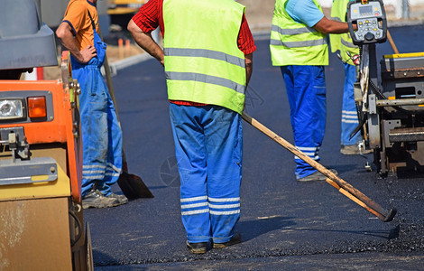 道路建设筑工人图片