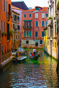 通道闸意大利威尼斯的运河和彩色建背景