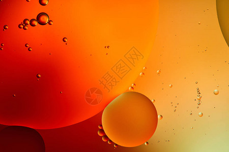 来自混合水和石油的美丽而抽象的橙图片