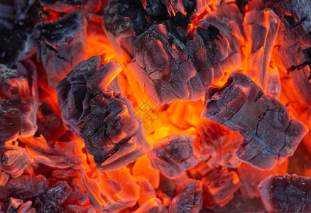 在烤架上烧木头和热煤壁炉图片