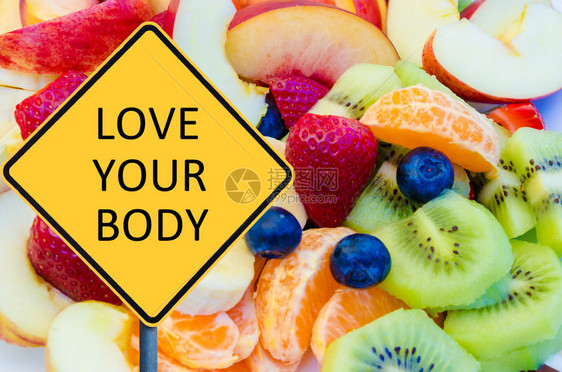 健康新鲜水果背景下带有爱你的身体信图片