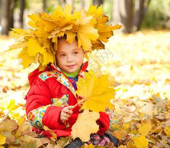 秋天公园里的孩子户外图片