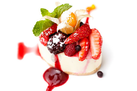 芝士莓莓芝士蛋糕果莓在白色背景