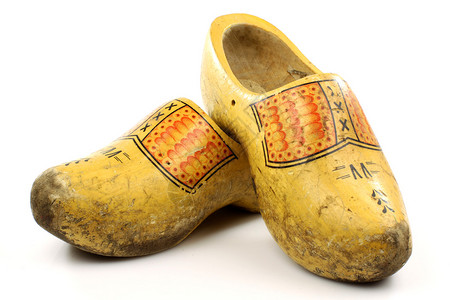 一双传统的荷兰黄色木鞋背景图片