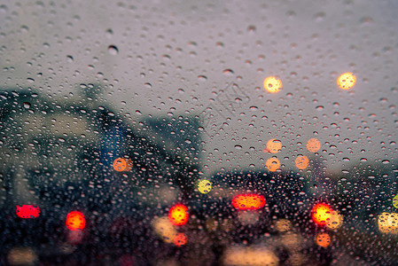 窗口上有带交通灯的雨滴图片