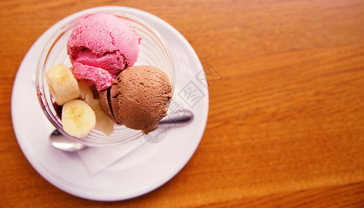草莓和巧克力冰淇淋与香蕉的相片图片
