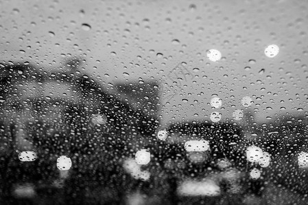 黑色an白雨用交通灯在窗口上下着白雨图片