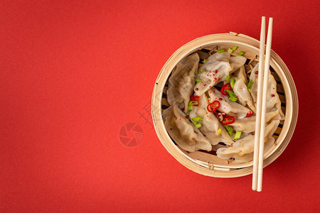 传统的蒸饺子在竹蒸笼里图片