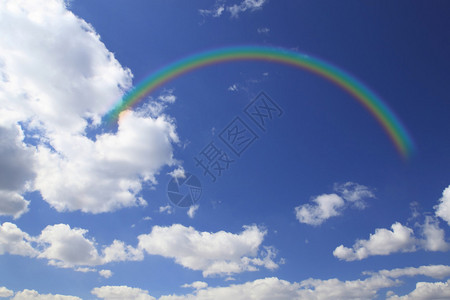 蓝色天空中的彩虹和云彩图片