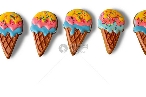 冰淇淋制成饼干白色背景的甜饼新鲜又美味的糖果让孩子们图片