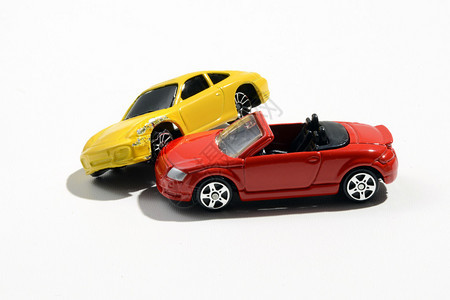 两辆五颜六色的金属玩具模型车图片