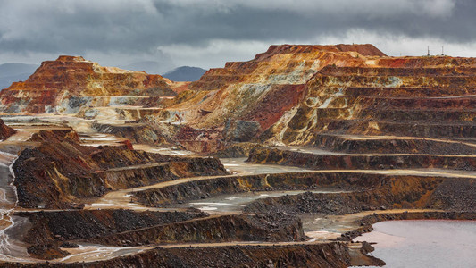 西班牙RioTinto有暴风云的铜矿露天图片