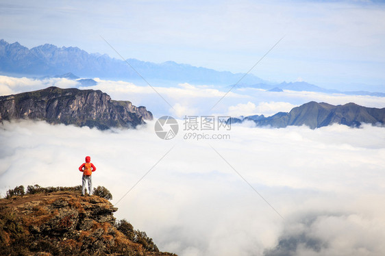 美丽的山峰上的年轻女图片