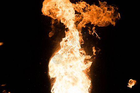 明亮的火光照耀着黑天空图片