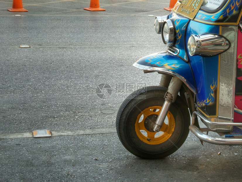 在泰国的摩托三轮车tuk图片
