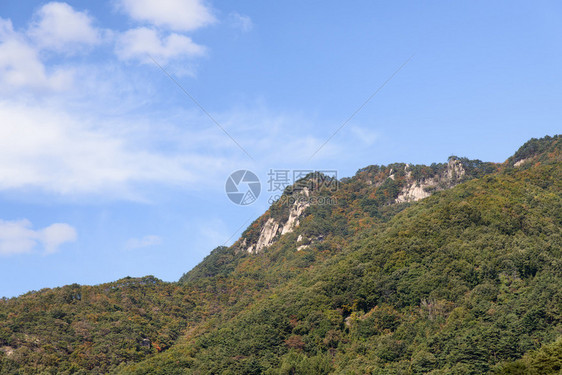 在科雷亚的奥克托伯october上方有秋图片