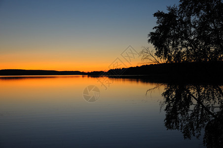 Karelia地区大湖上日落的最图片