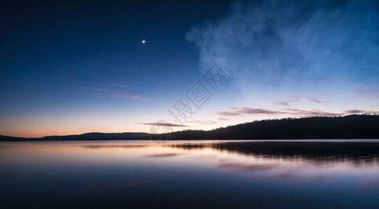 日出在湖上图片